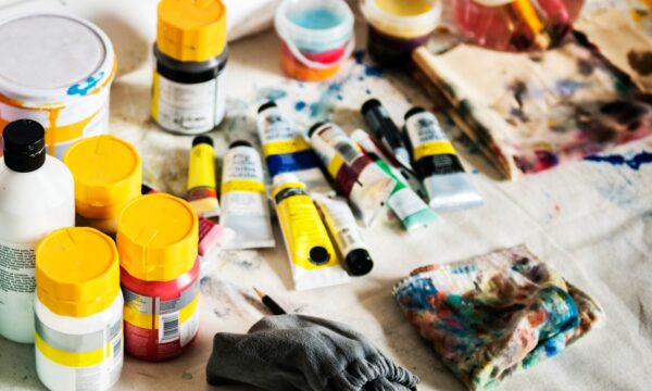 Tie dye: Ανακαλύψτε πώς να δημιουργήσετε τα δικά σας εντυπωσιακά ρούχα