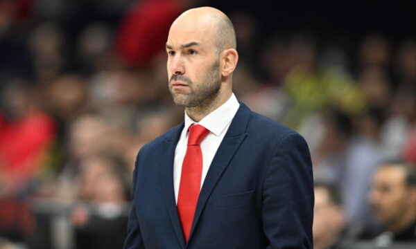 Final Four – Ολυμπιακός: Η συγκινητική αγκαλιά του Βασίλη Σπανούλη στον απαρηγόρητο Εβάν Φουρνιέ