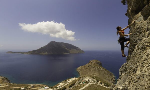 Ο κρυμμένος παράδεισος των αναρριχητών αποκαλύπτεται σε αυτό το ελληνικό νησί