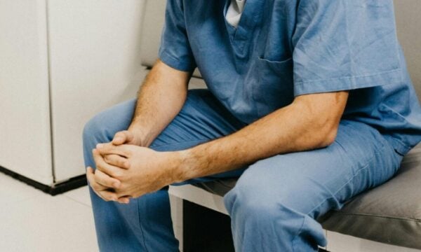 «Εξαφανίζονται» οι νοσηλευτές: Γιατί εγκαταλείπουν το επάγγελμα στην Ελλάδα;