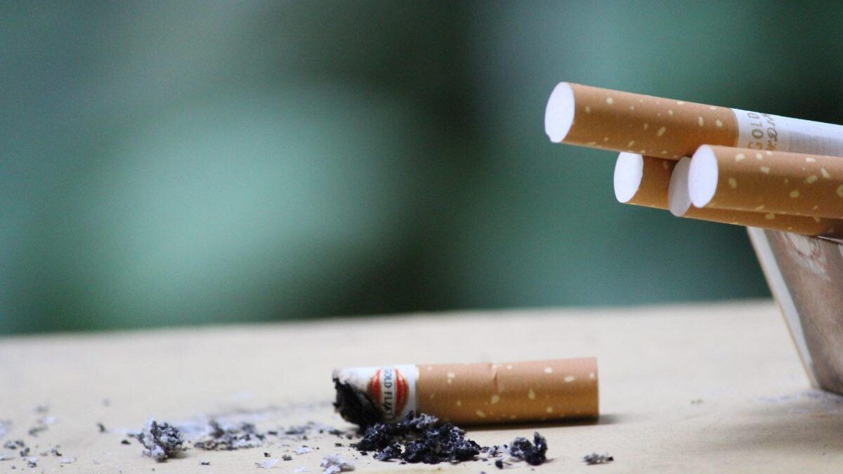 Ένας στους τέσσερις Έλληνες παραμένουν “δεσμώτες” του τσιγάρου