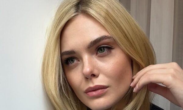 Elle Fanning: Αποκαλύπτει το μυστικό concealer των 10 ευρώ που λατρεύει