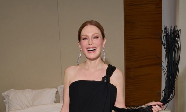 Η Julianne Moore με εντυπωσιακή μεταμόρφωση που σαρώνει το διαδίκτυο – Ό,τι πιο τολμηρό έχει κάνει εδώ και 20 χρόνια