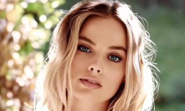 Η Margot Robbie εγκαταλείπει το Barbie ξανθό και μας εμπνέει να τολμήσουμε τη νέα της κουπ με φράντζα