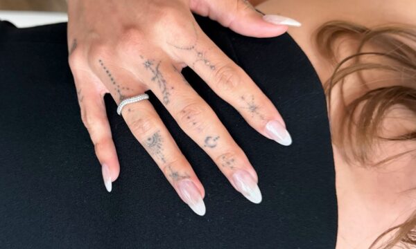 Το οικονομικό βερνίκι που λάτρεψε η Hailey Bieber για το κομψό γαλλικό μανικιούρ της – Το αντιγράφουμε αμέσως