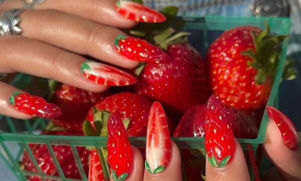 Fruit Skin Manicure: Η πιο δροσερή και λαχταριστή τάση του καλοκαιρινού μανικιούρ κατακτά τα νύχια
