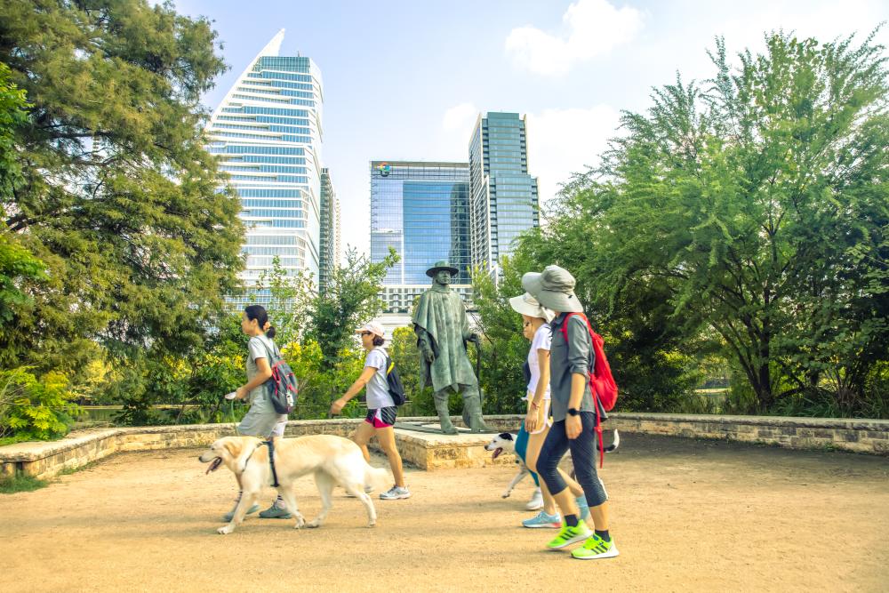 Σκυλιά κάνουν βόλτα με τα αφεντικά τους στο Austin του Τέξας.