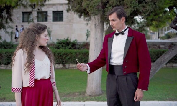 Grand Hotel: Ο Πέτρος εισβάλλει στο δωμάτιο της Αλίκης να την σώσει με τον Ρήγα να καραδοκεί