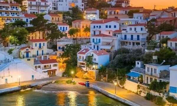 Το ελληνικό νησί που εκθειάζει ο παγκόσμιος ταξιδιωτικός οδηγός Lonely Planet