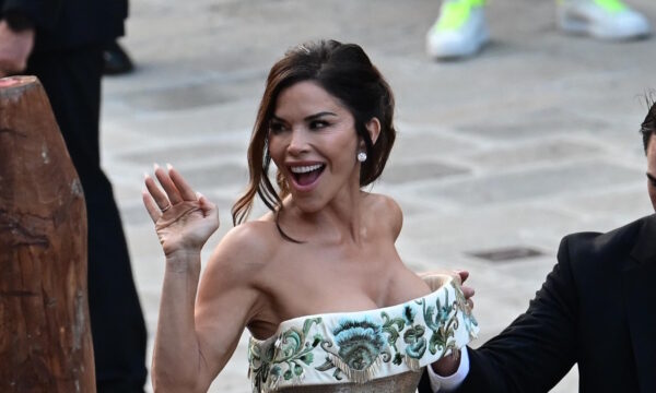 Λόρεν Σάντσεζ: Η εκθαμβωτική pre-wedding εμφάνιση με εντυπωσιακό φόρεμα Schiaparelli