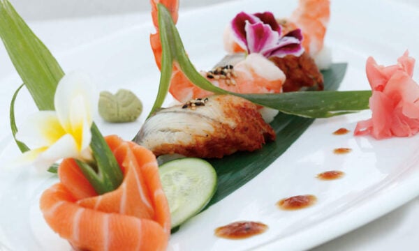 Εκλεκτό sashimi με τόνο, γαρίδες, σολομό και σφυρίδα