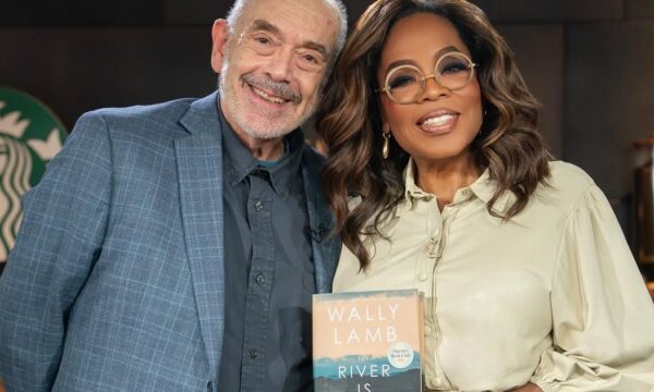 Το απόλυτο φόρεμα του καλοκαιριού; Η Oprah εντυπωσιάζει με το πιο κομψό neutral look
