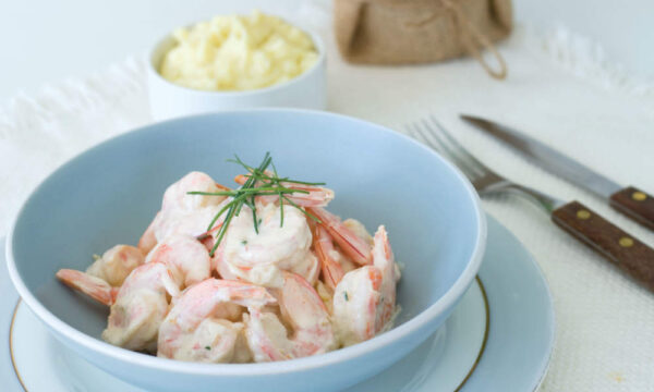 Γαρίδες με κρεμώδη σάλτσα σκόρδου και βελούδινο πουρέ
