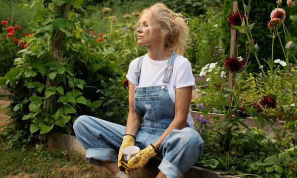 Pamela Anderson: Η μεταμόρφωση του στιλ της μέσα από οίκους-θρύλους της μόδας