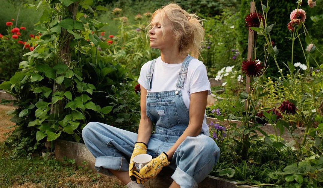 Pamela Anderson: Η μεταμόρφωση του στιλ της μέσα από οίκους-θρύλους της μόδας