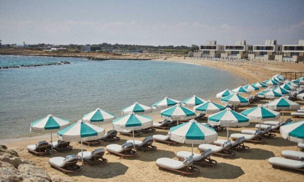 RIVA Beach House: Νέα εποχή για το θρυλικό beach bar της Αγίας Νάπας