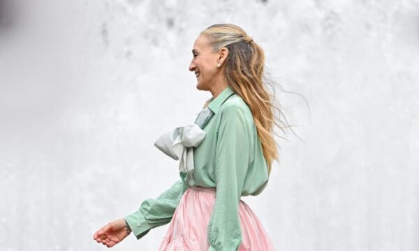And Just Like That… Η Carrie Bradshaw εγκατέλειψε τα θρυλικά Manolo για αυτή την απρόσμενη μάρκα παπουτσιών!