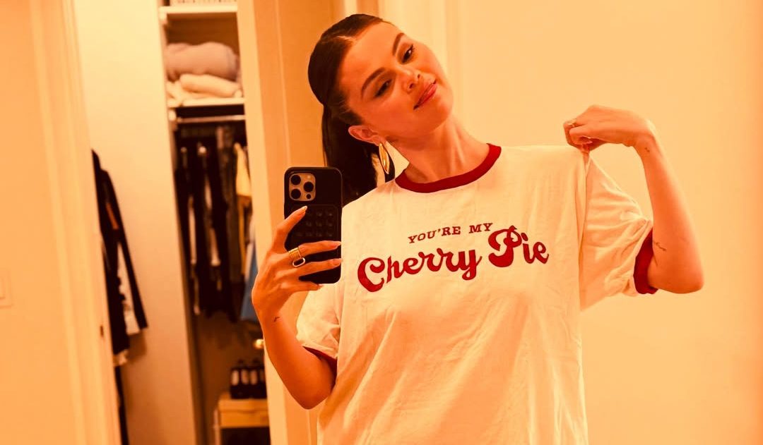 Graphic Τ-shirts: Το απόλυτο fashion item του καλοκαιριού που λατρεύουν οι celebrities και εμείς