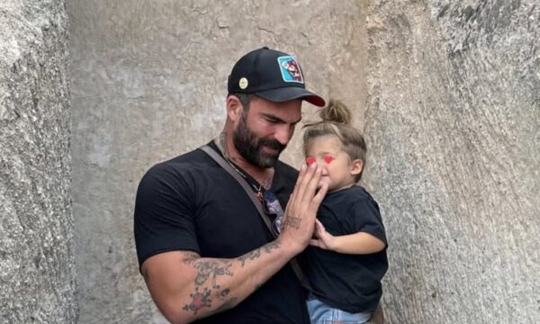 Δημήτρης Αλεξάνδρου: Ο 2,5 ετών γιος του, Πάρις του χάρισε το πρώτο του δώρο – Βίντεο με τη συγκινητική αντίδρασή του