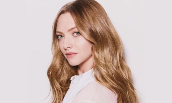 Amanda Seyfried: Αποκαλύπτει πώς τα layers αναδεικνύουν μαγικά τα χαρακτηριστικά του προσώπου