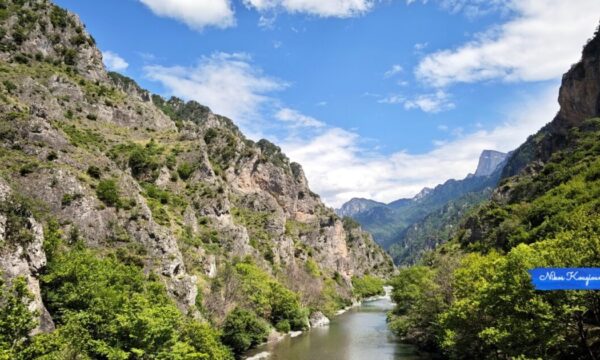 Εικόνες: Οδοιπορικό στις όχθες του Αώου – Από το Γεφύρι στη Μονή Στομίου και στο επιβλητικό Καταφίλι