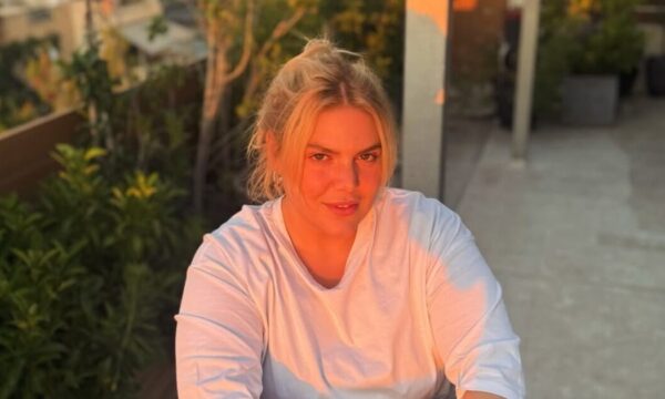 Δανάη Μπάρκα: Οι εντυπωσιακές βουτιές στην πισίνα λίγο πριν το θεατρικό της ντεμπούτο – Φωτογραφίες