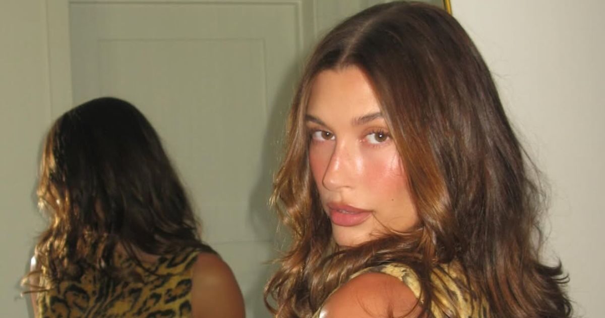 H liquid σκιά ματιών της Hailey Bieber είναι το μυστικό που χρειαζόμαστε για τέλειο καλοκαιρινό μακιγιάζ