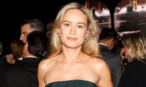 Brie Larson: To “Twiggy Blonde” κούρεμα της μαγνητίζει τις τολμηρές!
