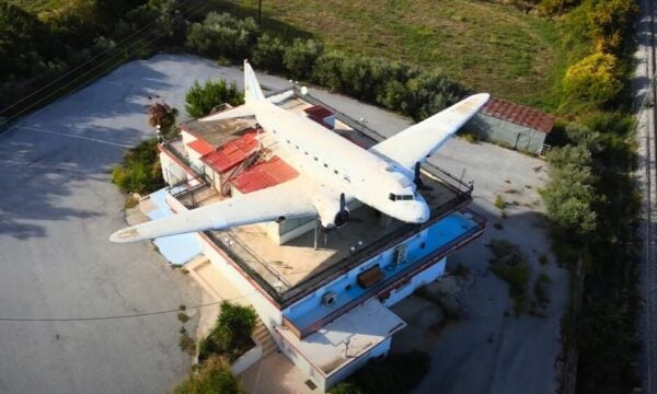 «Καφέ Αεροπλάνο»: το θρυλικό στέκι που απογειώθηκε στην Εθνική Οδό τη δεκαετία του ’80