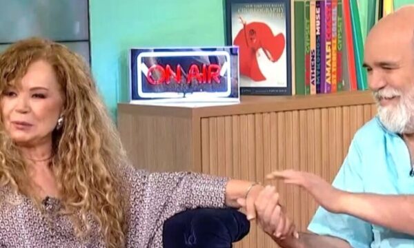 Ελένη Δήμου – Άκης Γκολφίδης: Αγκαλιασμένοι στο «Στούντιο 4» – «Είναι ο άγγελός μου»