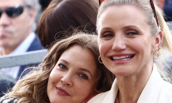 Drew Barrymore και Cameron Diaz αποκαλύπτουν αυθεντικές selfie δίχως μακιγιάζ ως τα πιο αληθινά αστέρια του Hollywood