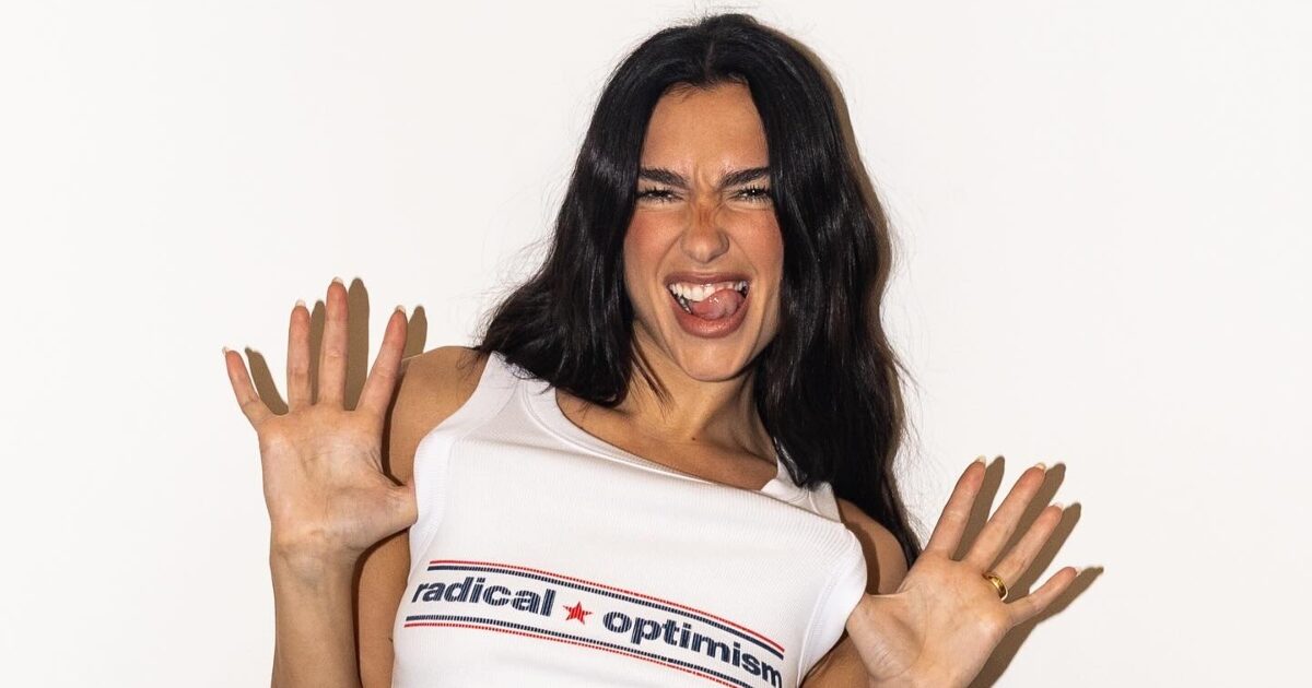 Dua Lipa: Με ένα εντυπωσιακό floral μανικιούρ που κόβει την ανάσα