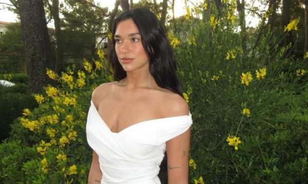 Το ανθισμένο μανικιούρ της Dua Lipa θα απογειώσει τη διάθεσή σου