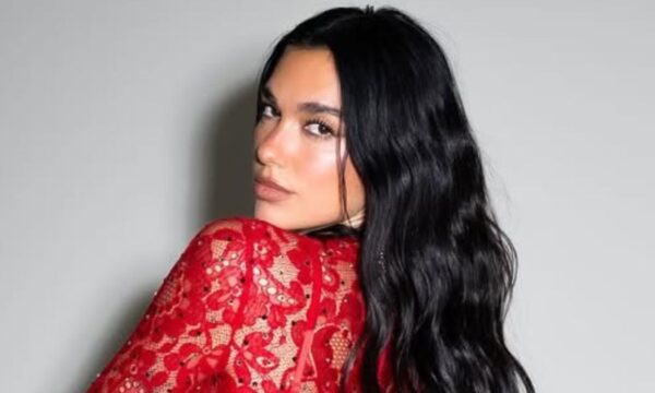 Dua Lipa: Μεταμορφώνει το κλασσικό γαλλικό μανικιούρ με έντονα χρώματα!