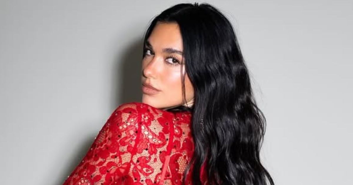 Dua Lipa: Μεταμορφώνει το κλασσικό γαλλικό μανικιούρ με έντονα χρώματα!