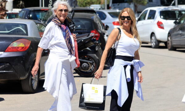 Έλλη Κοκκίνου: Σε shopping therapy στα νότια προάστια με τη μητέρα της – Φωτογραφίες