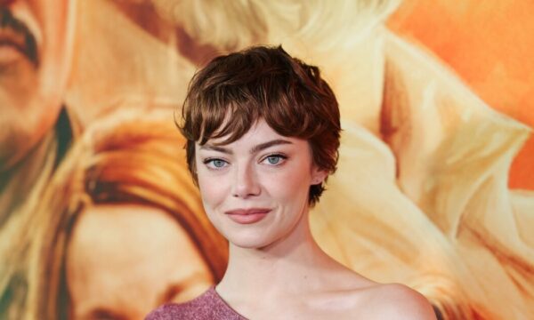 Emma Stone: Το εντυπωσιακό χτένισμα στο pixie της και το δροσερό καλοκαιρινό μακιγιάζ είναι το inspo του ΣΚ