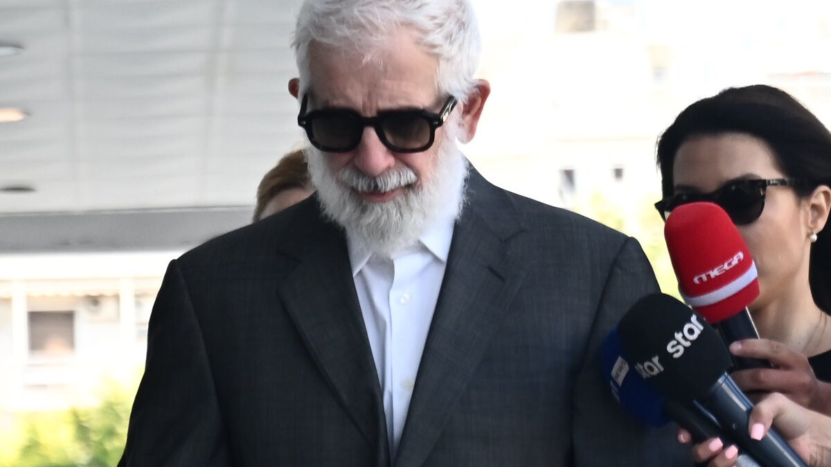Χάος στη δίκη του Πέτρου Φιλιππίδη: Ιερέας όρμησε στην αίθουσα και αγκάλιασε τον ηθοποιό