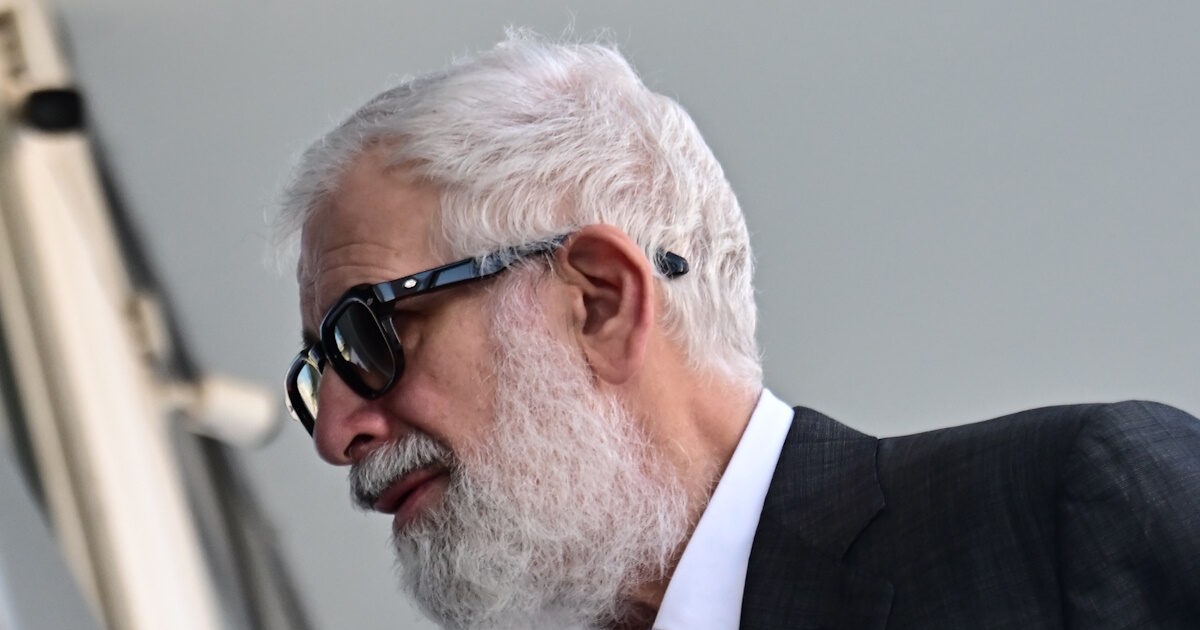 Πέτρος Φιλιππίδης: «Έξαλλος» στη δίκη – «Αυτοί είμαστε! Αυτοί είναι! Δικό τους το θέατρο! Πάρτε το!»
