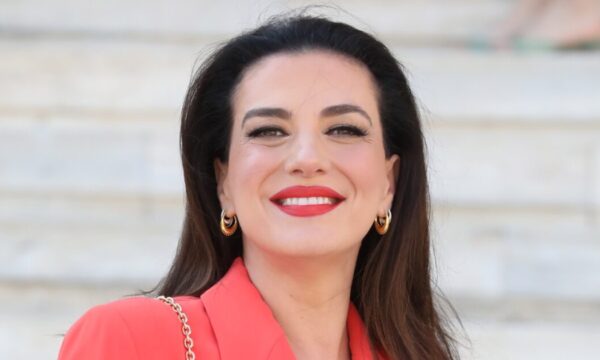 Φωτεινή Δάρρα: Η συγκλονιστική ερμηνεία με την 12χρονη κόρη της, Ρωξάνη – «Το να τραγουδάς μαζί της δεν είναι εύκολο»