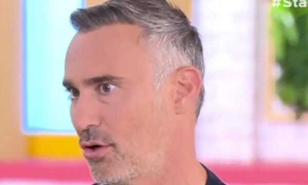 Γιώργος Καπουτζίδης: «Στο σχολείο ήμουν απομονωμένος, μεγάλωσα μόνος μου επειδή ξεχώριζα ως διαφορετικό παιδί»