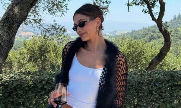 Hailey Bieber: Το εντυπωσιακό της μανικιούρ ταιριάζει τέλεια με το λατρεμένο της ροζέ κρασί
