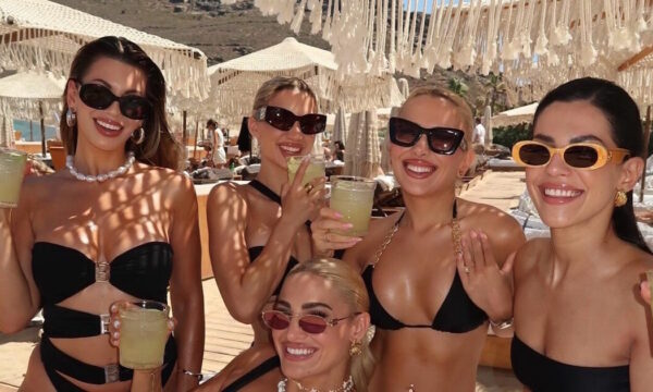 Ιωάννα Τούνη: Στη Μύκονο με τις influencers φίλες της – Οι εντυπωσιακές πόζες με μαγιό, τα κοκτέιλ και το σούσι δίπλα στην πισίνα