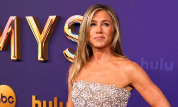 Τα “frosted glass nails” της Jennifer Aniston αποκαλύπτουν το τέλειο μανικιούρ για λάτρεις της κομψής απλότητας