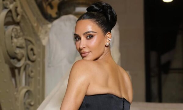H Kim Kardashian με το εντυπωσιακό ρετρό ξανθό pixie μοιάζει με θρύλο της Cinecitta