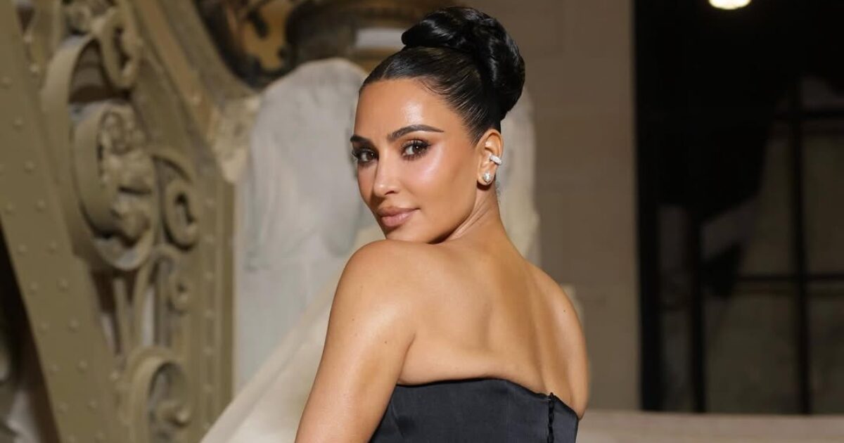 H Kim Kardashian με το εντυπωσιακό ρετρό ξανθό pixie μοιάζει με θρύλο της Cinecitta