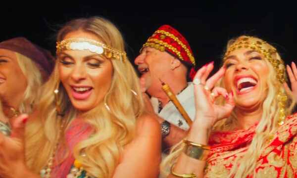 Κόνι Μεταξά – «Sinanay»: Το εκρηκτικό videoclip με τη μητέρα της σε εντυπωσιακό ρόλο