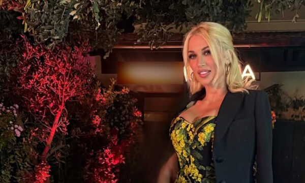Κωνσταντίνα Σπυροπούλου: Η εντυπωσιακή pin up εμφάνιση της με pink marine σε glamorous έξοδο