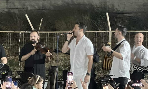 Κωνσταντίνος Αργυρός: Προκάλεσε φρενίτιδα σε πανηγύρι στην Τήνο – Δες το απίστευτο βίντεο