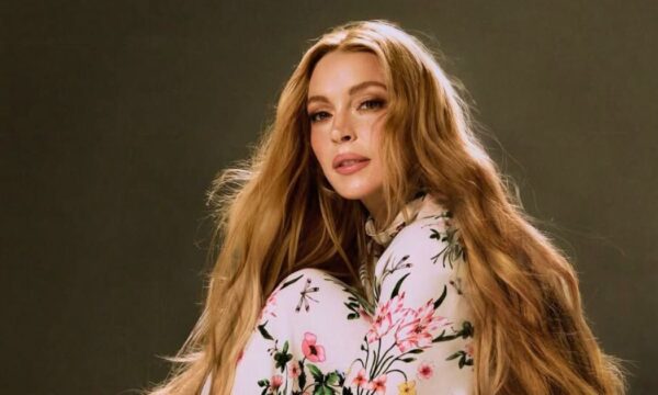 Lindsay Lohan: Με μονοχρωματικό peachy μακιγιάζ